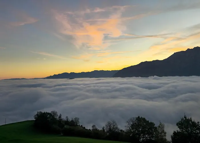 Nebelmeer Chalet Grabs Mit Panorama Ueber Das Rheintal foto